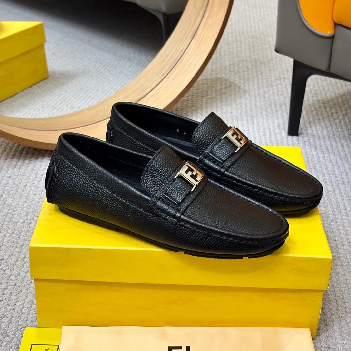 Men's shoes 💰420 [FENDI Fendi] 2⃣️0⃣️2⃣️5️⃣New Milan men's fashion lazy catwalk style ✅ fashionable casual beanie shoes, imported calfskin fabric, super smooth texture, sweat-absorbent and breathable, (sheepskin lining). Metal LOGO on the shoe body, Medusa avatar, irregular avatar, high-end craftsmanship logo✅ French Loft set foot design style 👟Low-key and elegant, great on-foot effect... Men's shoe size: 38-46 (4-12)